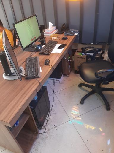 عکس کارگاه تابلو سازی یاسین 