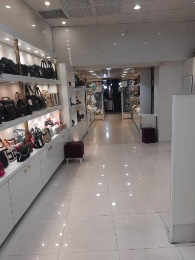 عکس فروشگاه کیف و کفش ست