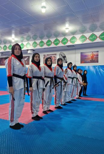 عکس کلاس دفاع شخصی و کار با سلاح بانوان ابوذر
