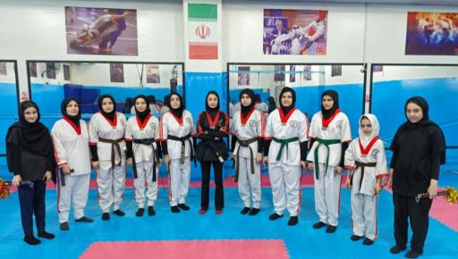 عکس کلاس دفاع شخصی و کار با سلاح بانوان ابوذر