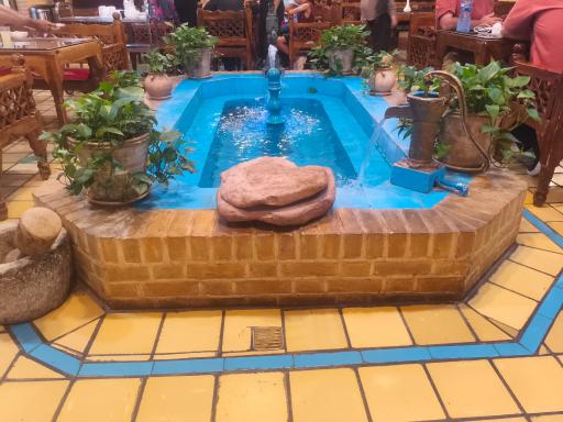 عکس سفره خانه سنتی بابا اکبر