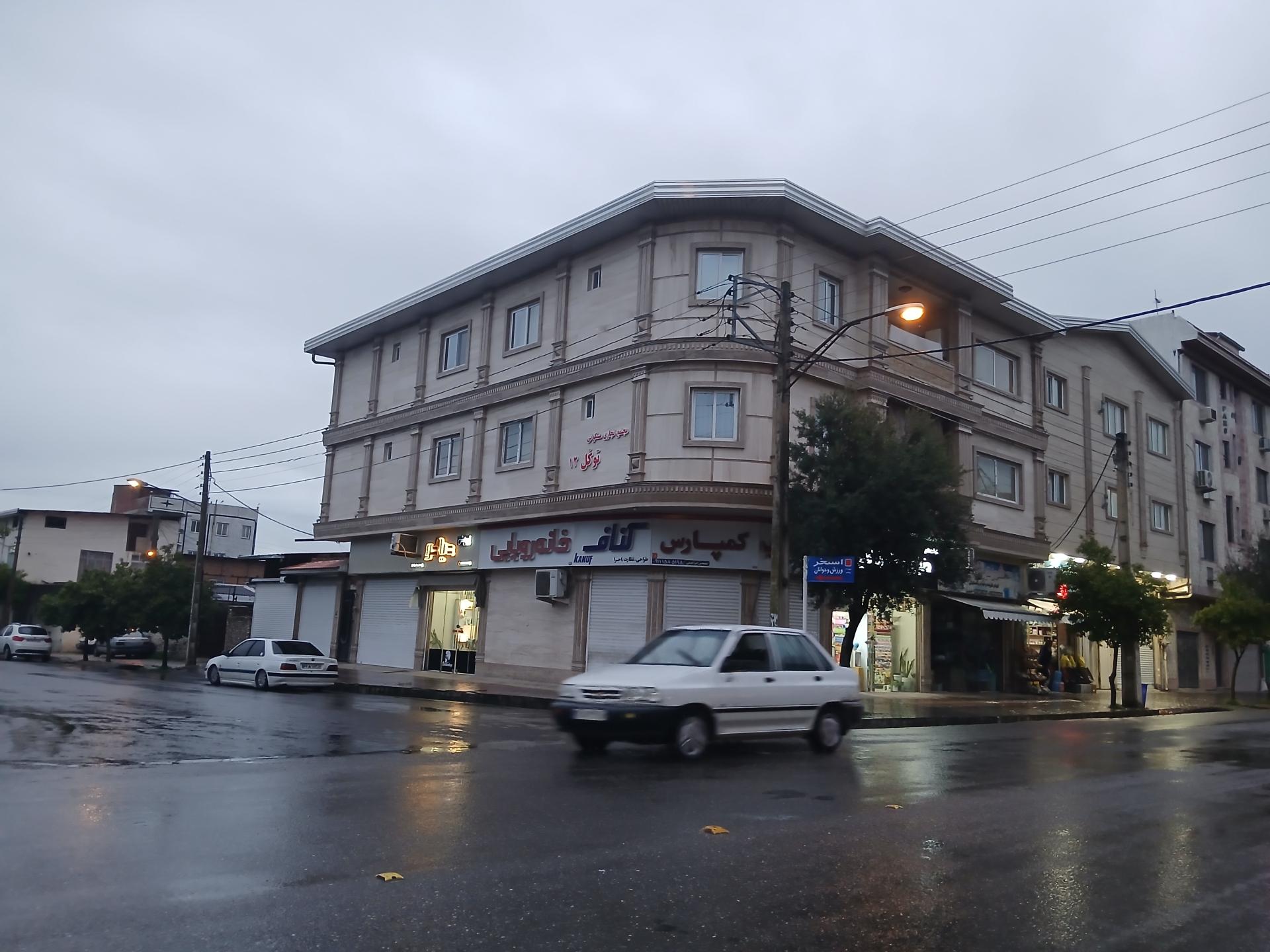 عکس مجتمع تجاری و مسکونی توکل ۱۲