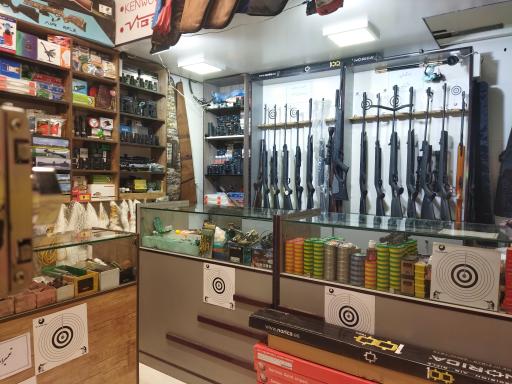 عکس فروشگاه تفنگ بادی و لوازم شکار و ماهیگیری شاهین