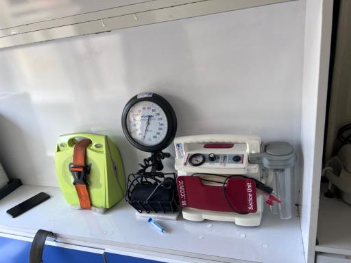 عکس آمبولانس خصوصی تبریزنجات ایستگاه بیمارستان شهدا