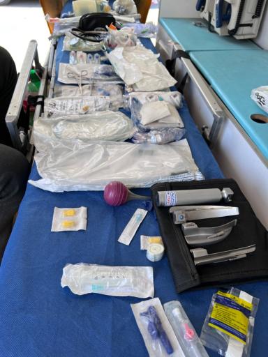 عکس آمبولانس خصوصی تبریزنجات ایستگاه بیمارستان شهدا