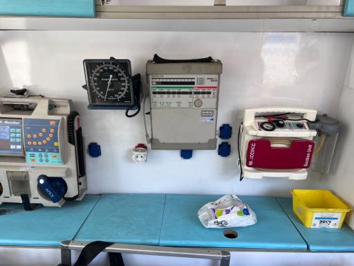 عکس آمبولانس خصوصی تبریزنجات ایستگاه بیمارستان شهدا