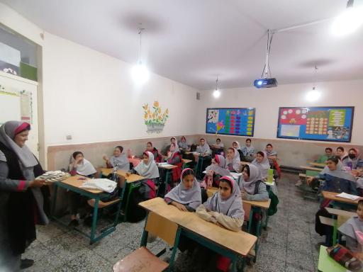 عکس دبستان حضرت زینب و دبستان شهید جلال صادقی
