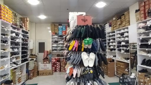 عکس فروشگاه کیف و کفش نصف قیمت