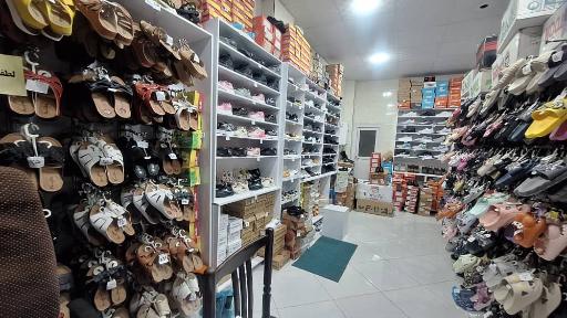 عکس فروشگاه کیف و کفش نصف قیمت