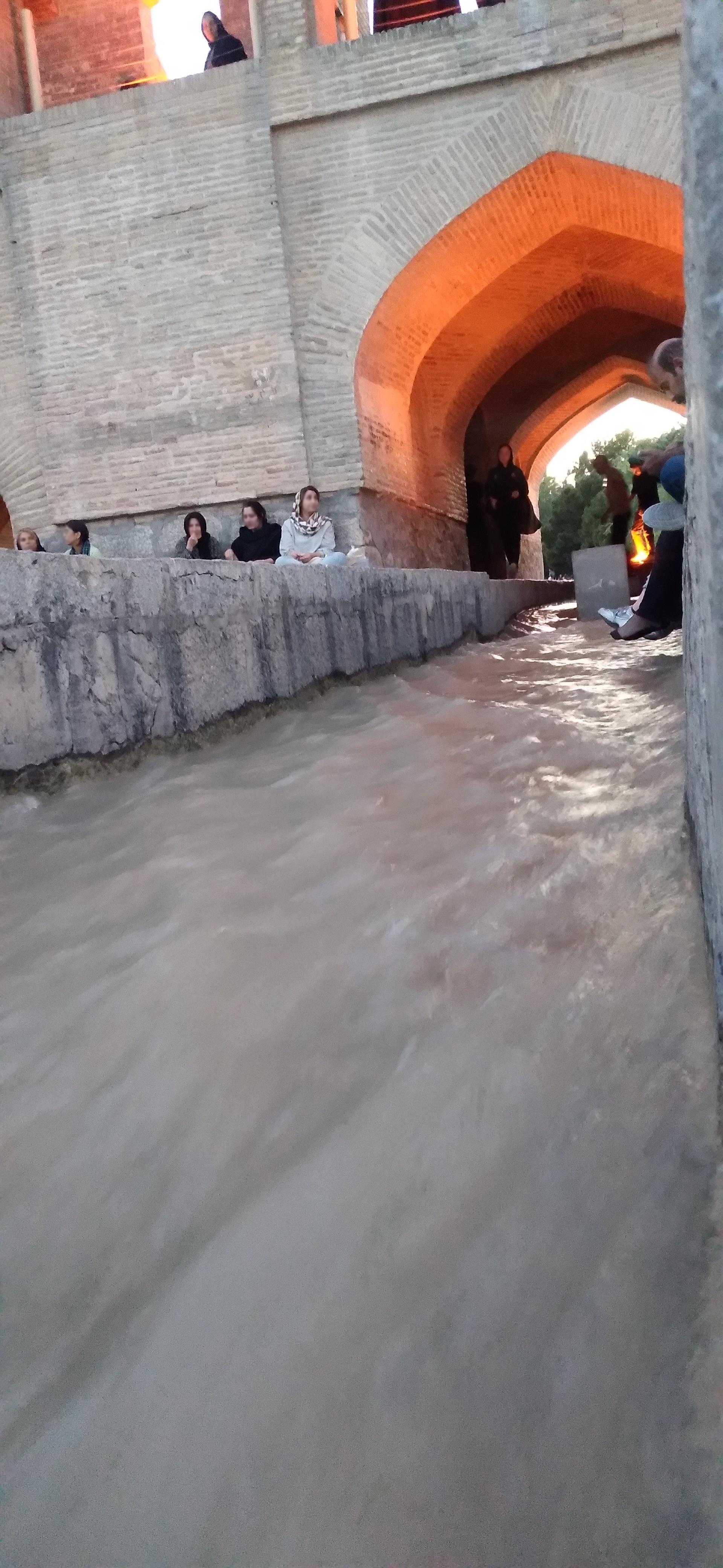 عکس سنگ تاریخی سی و سه پل