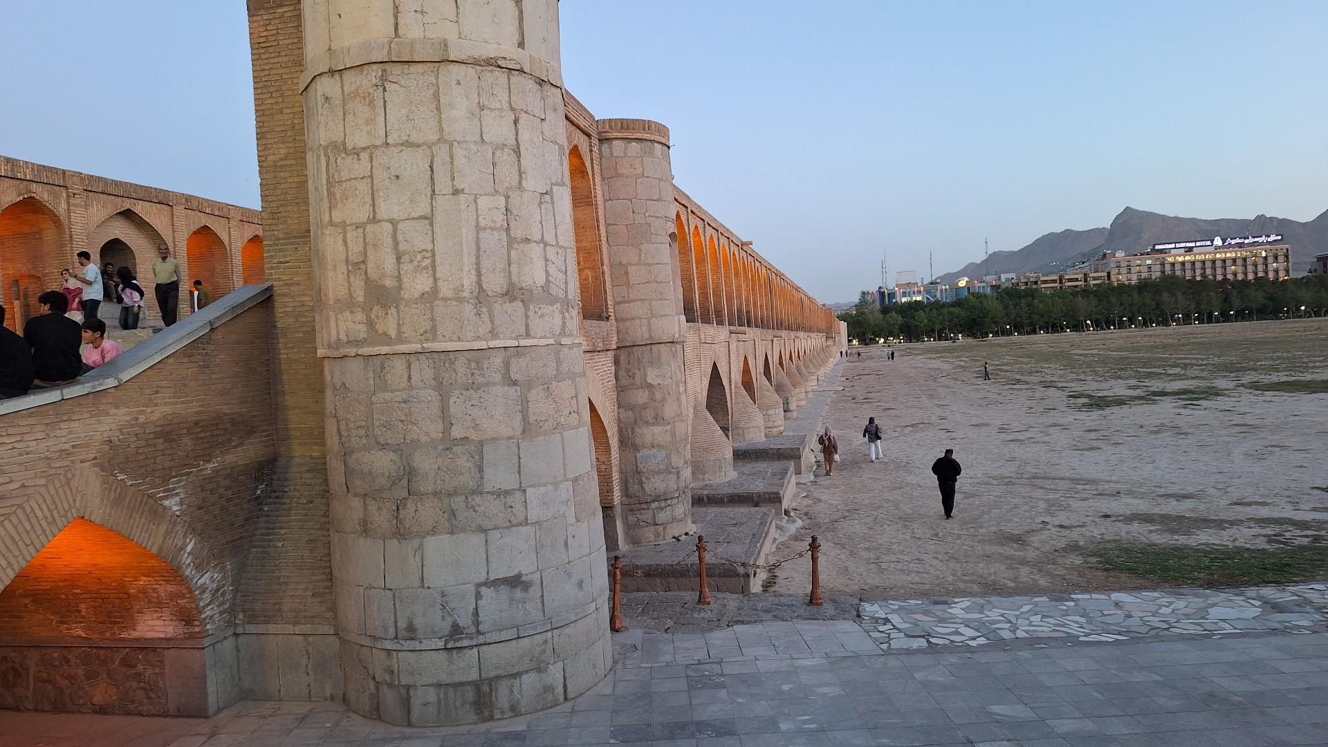 عکس سنگ تاریخی سی و سه پل