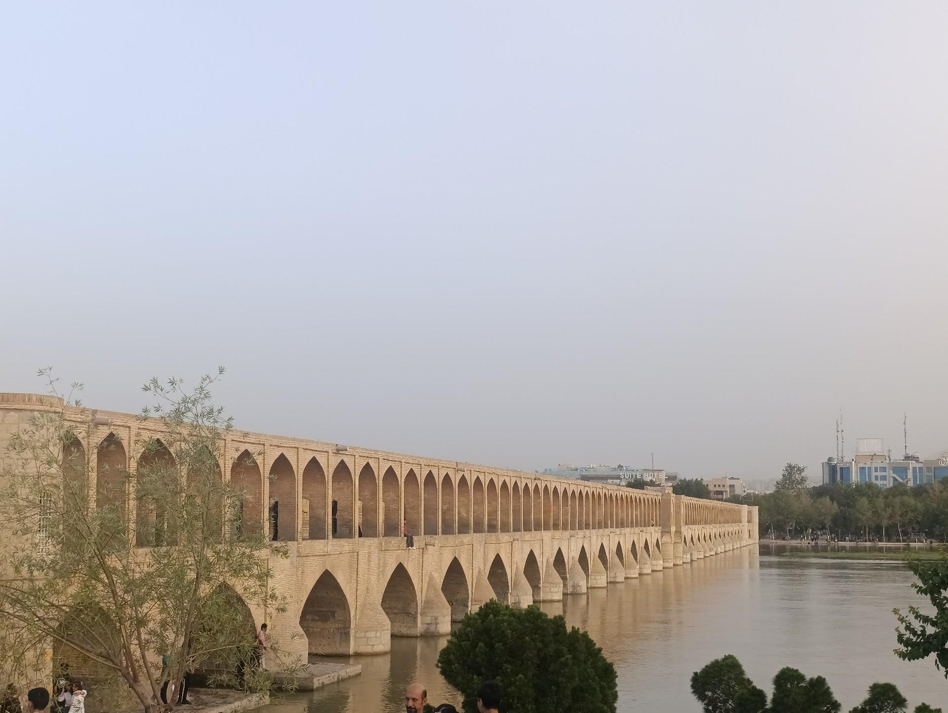 عکس سنگ تاریخی سی و سه پل
