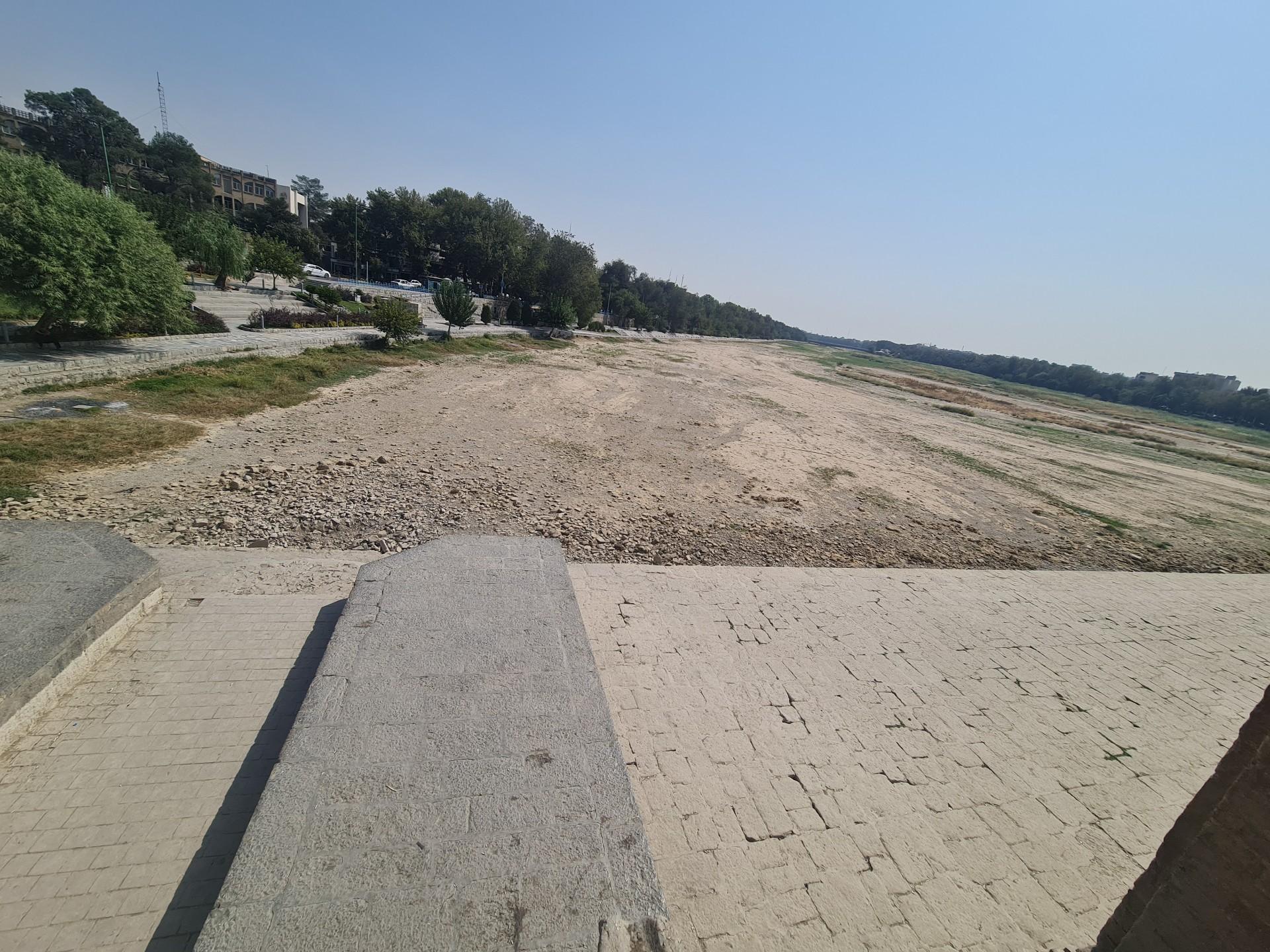 عکس سنگ تاریخی سی و سه پل