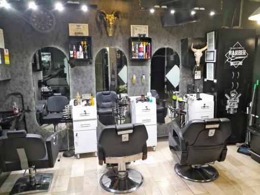 عکس آرایشگاه مردانه  قیچی طلایی