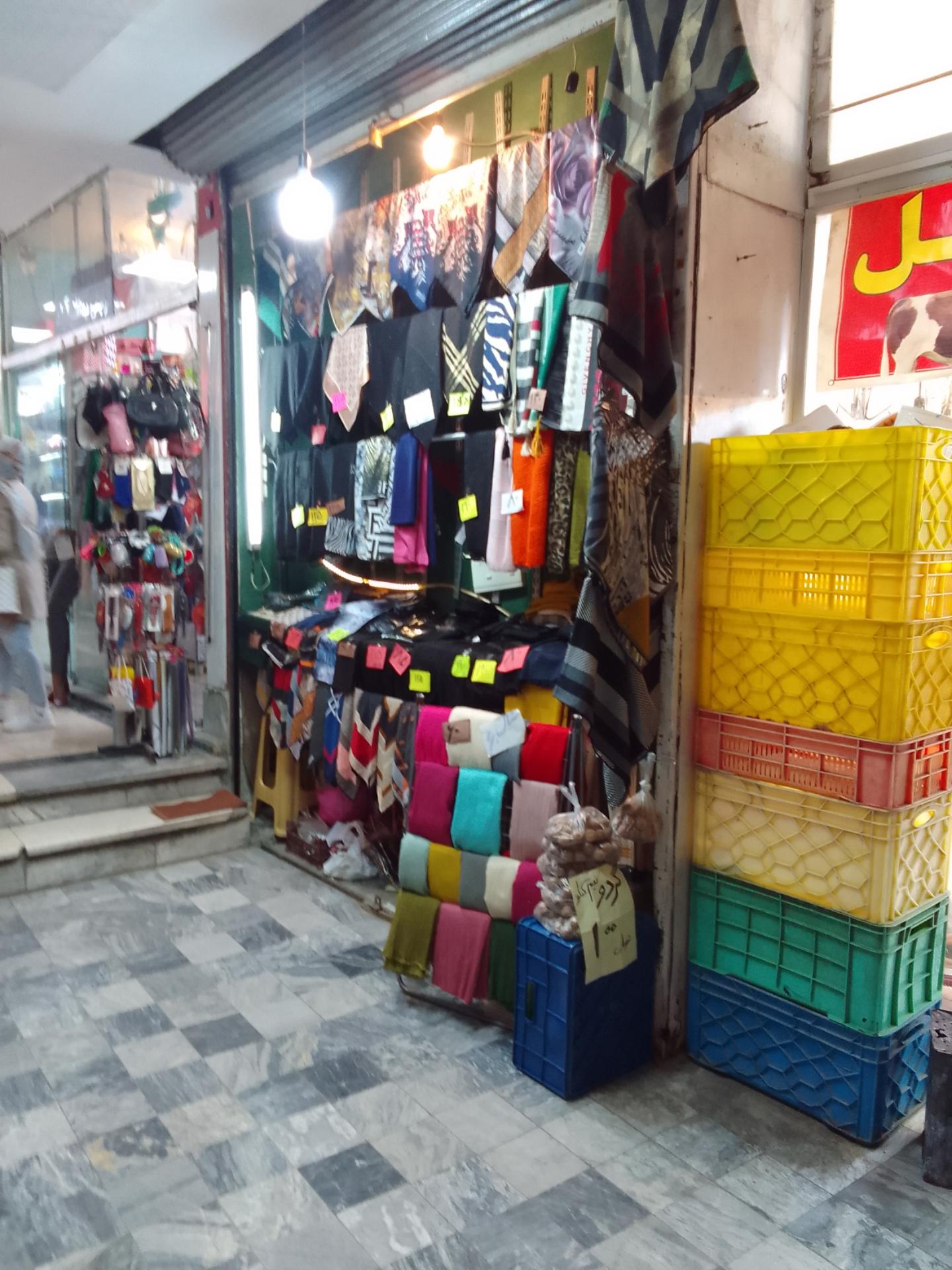 عکس فروشگاه شال و روسری آقای همتی 