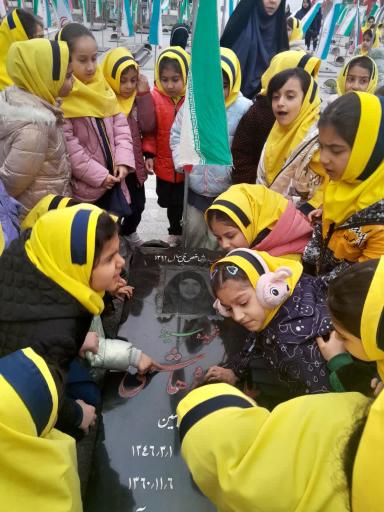 عکس مزار شهیده طاهره هاشمی