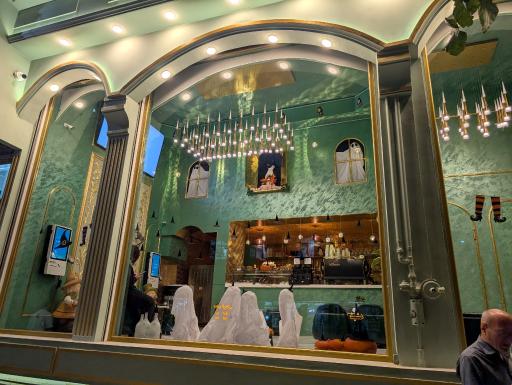 عکس کافه بستنی پینگو ماتی