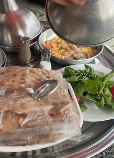 عکس باغ رستوران مهر و ماه