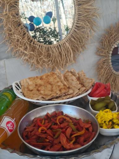 عکس باغ رستوران مهر و ماه