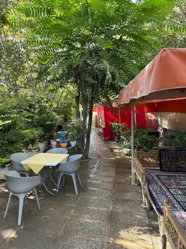 عکس باغ رستوران مهر و ماه