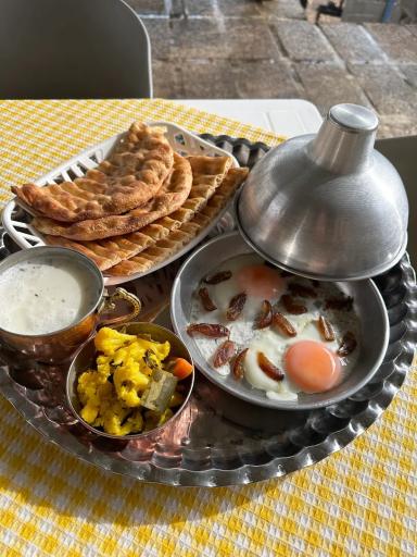 عکس باغ رستوران مهر و ماه