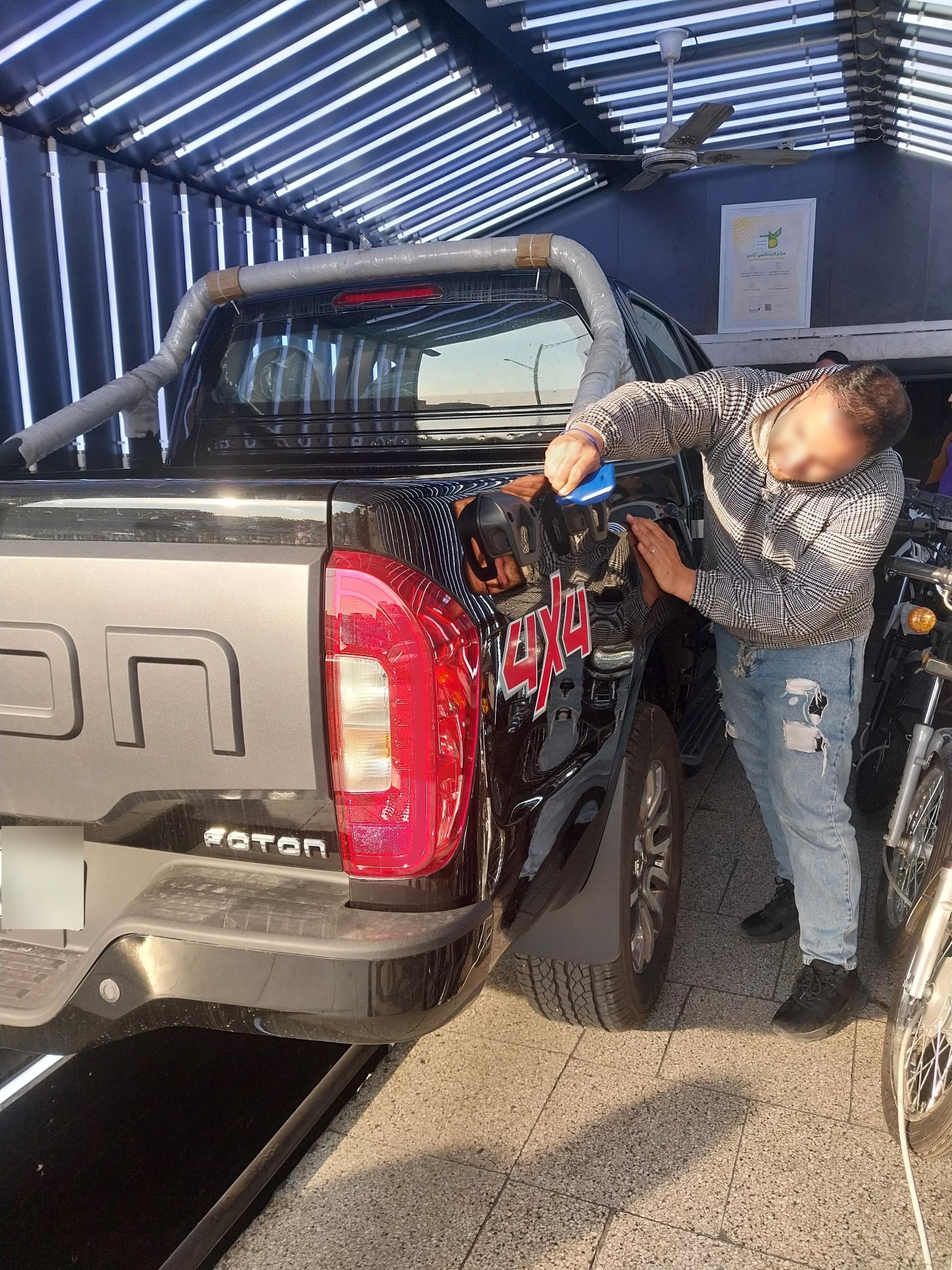 عکس کارشناسی رنگ خودرو و موتورسیکلت