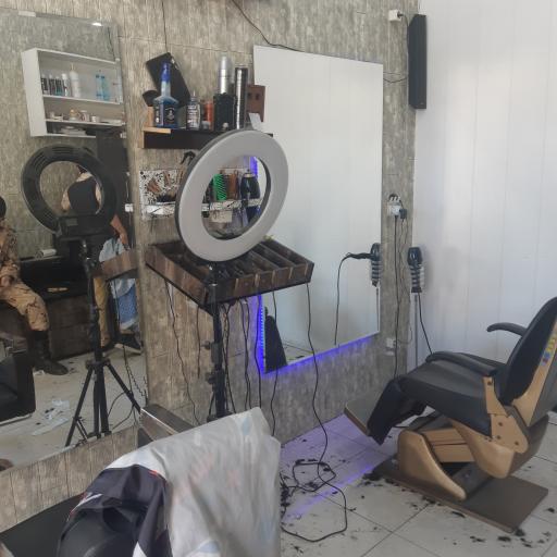 عکس آرایشگاه مردانه آبی قرمز