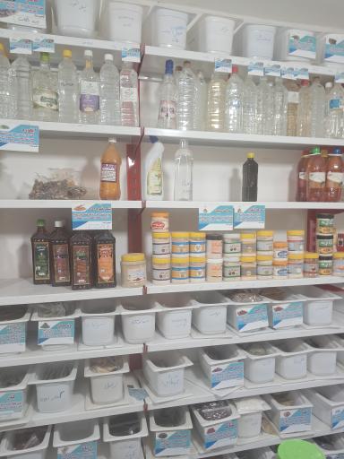 عکس عطاری و گیاهان دارویی بهشت