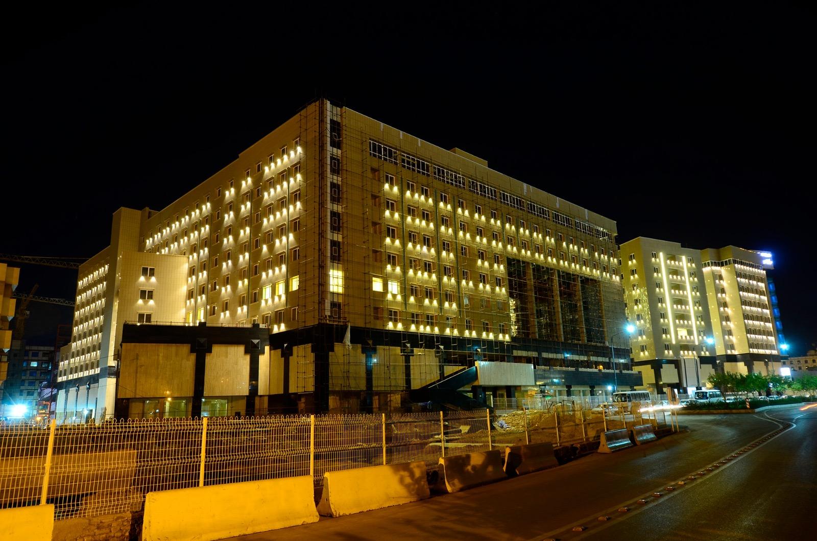 عکس مرکز خرید حیات شرق