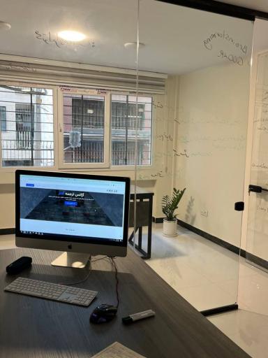 عکس دفتر ترجمه گدار