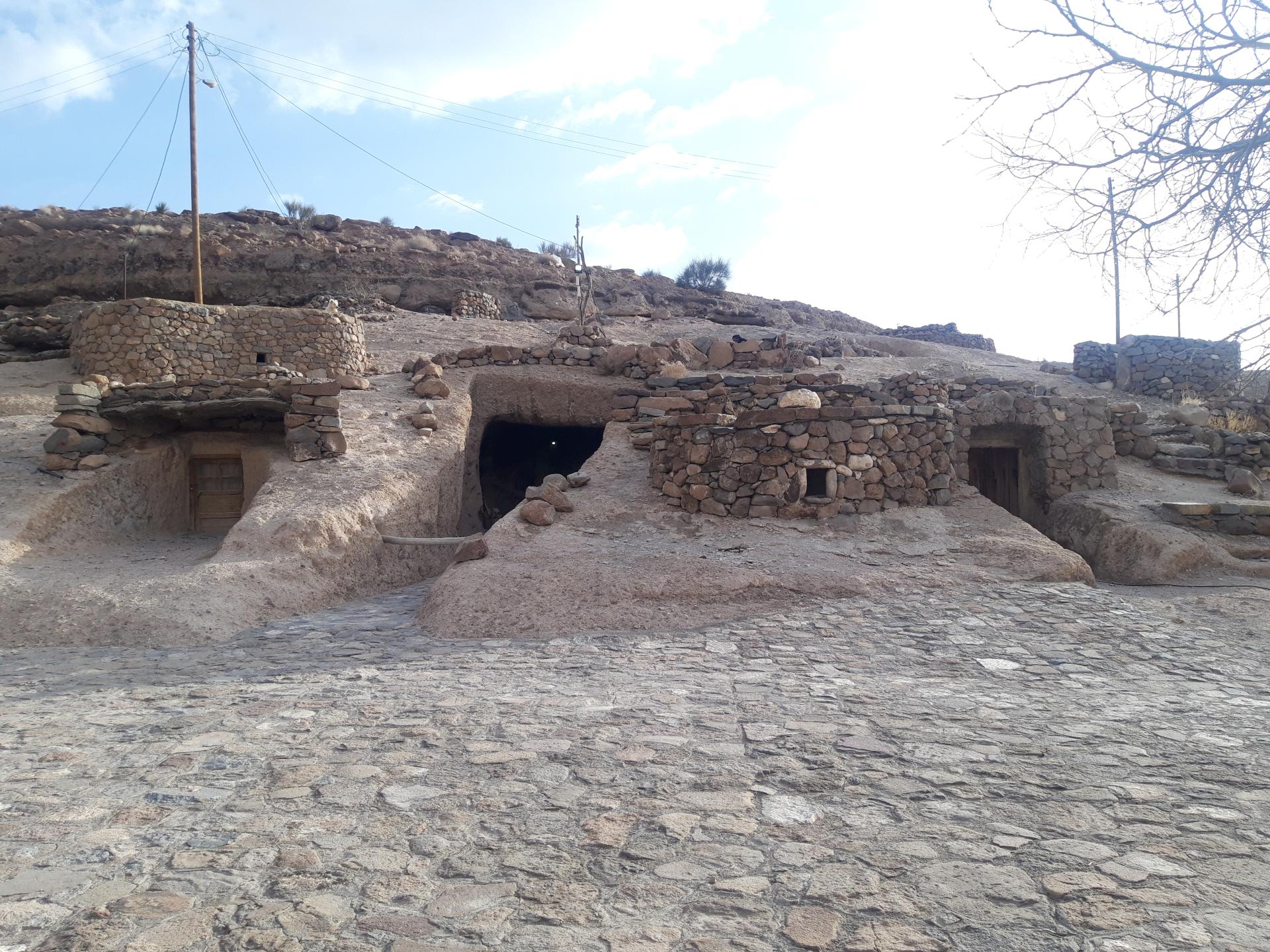 عکس دبستان تاریخی میمند