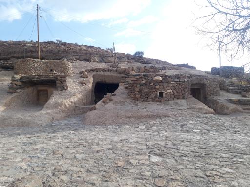 عکس دبستان تاریخی میمند