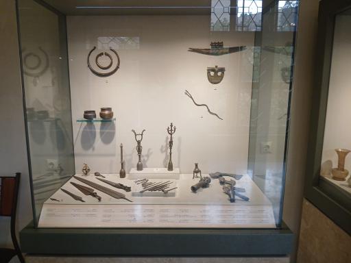 عکس کتابخانه موزه مقدم