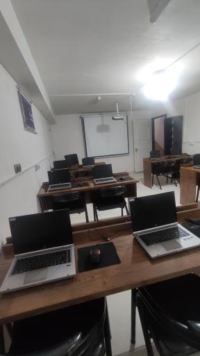 عکس آموزشگاه کامپیوتر و برنامه نویسی کرمی
