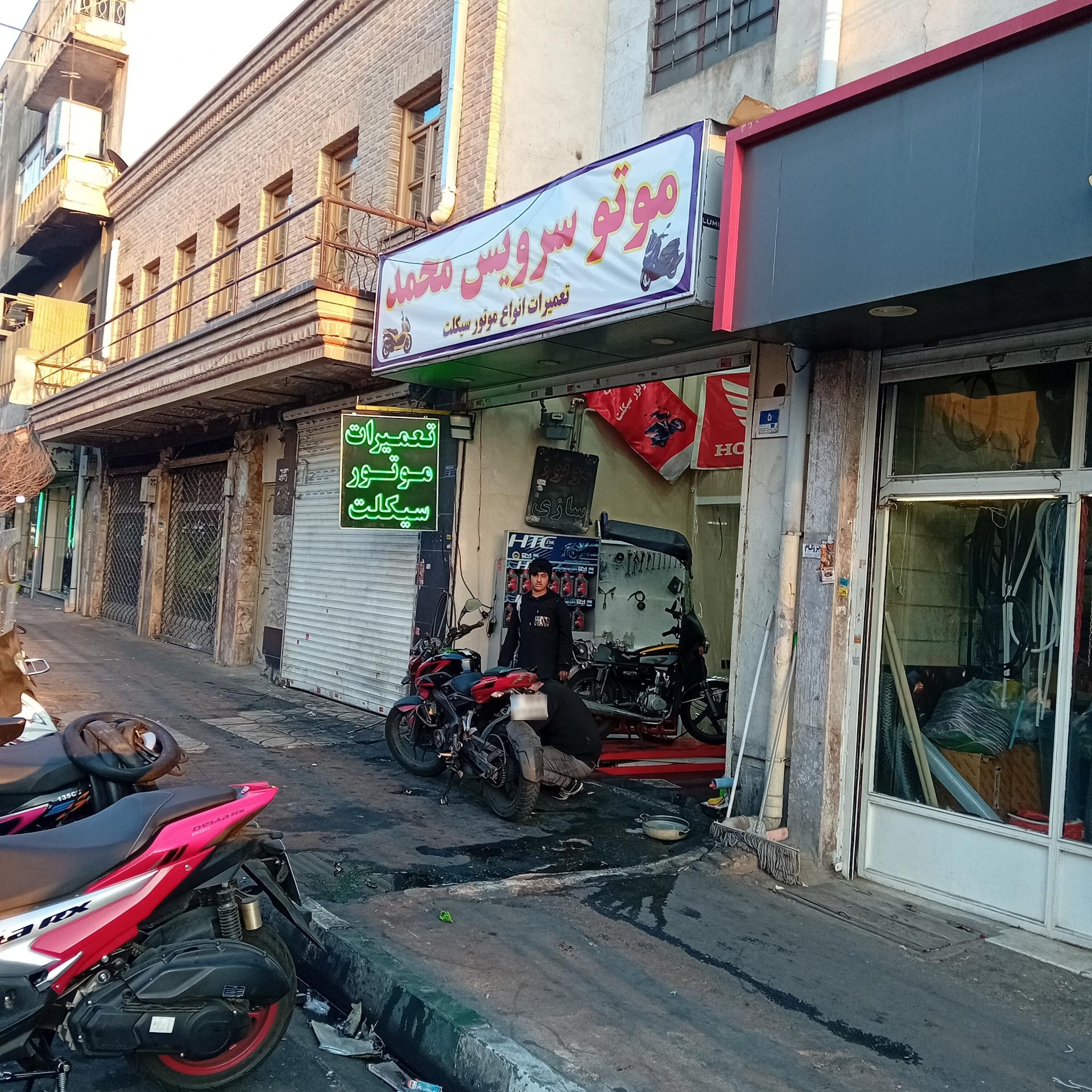 عکس تعمیرات موتورسیکلت محمد