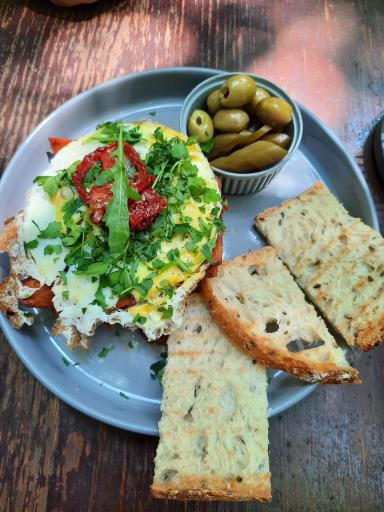 کافه کتاب سایه