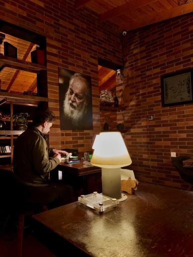 کافه کتاب سایه