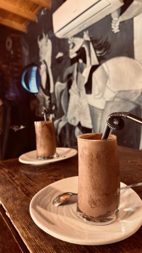 کافه کتاب سایه