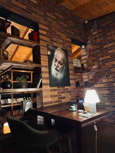 کافه کتاب سایه