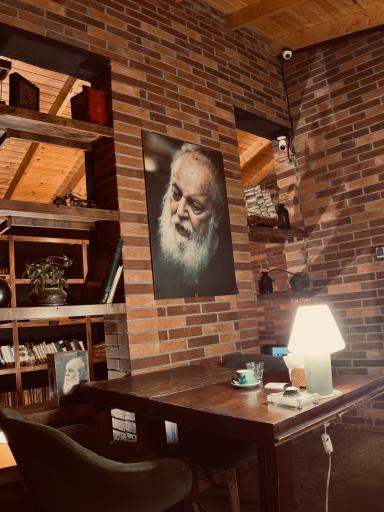 کافه کتاب سایه