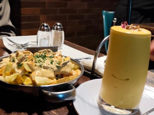 عکس کافه کتاب سایه