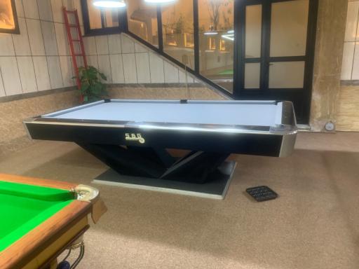 عکس باشگاه بیلیارد توپ طلایی