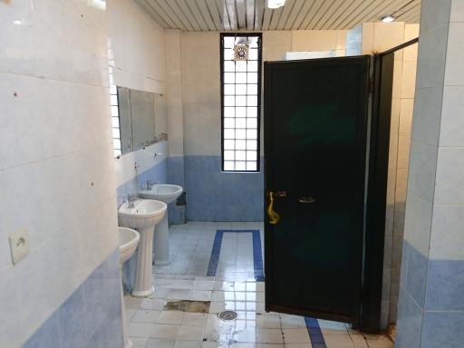 عکس سرویس بهداشتی عمومی در حال تعمیر