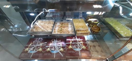 عکس شیرینی، لبنیات و نان سنتی آریا