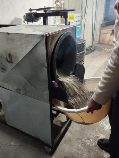 عکس تخمه داغ و آجیل و خشکبار غنچه گل