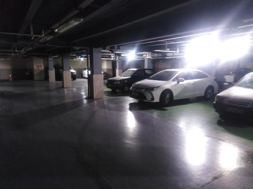 عکس پارکینگ عمومی مجتمع تجاری حکمت