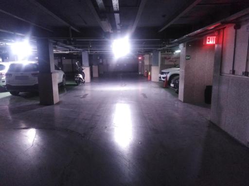 عکس پارکینگ عمومی مجتمع تجاری حکمت