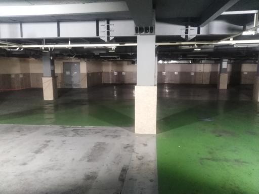 عکس پارکینگ عمومی مجتمع تجاری حکمت