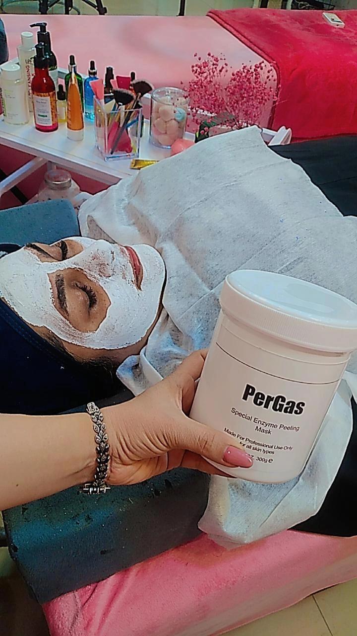 عکس فیشال تخصصی و پاکسازی پوست اتاق الی