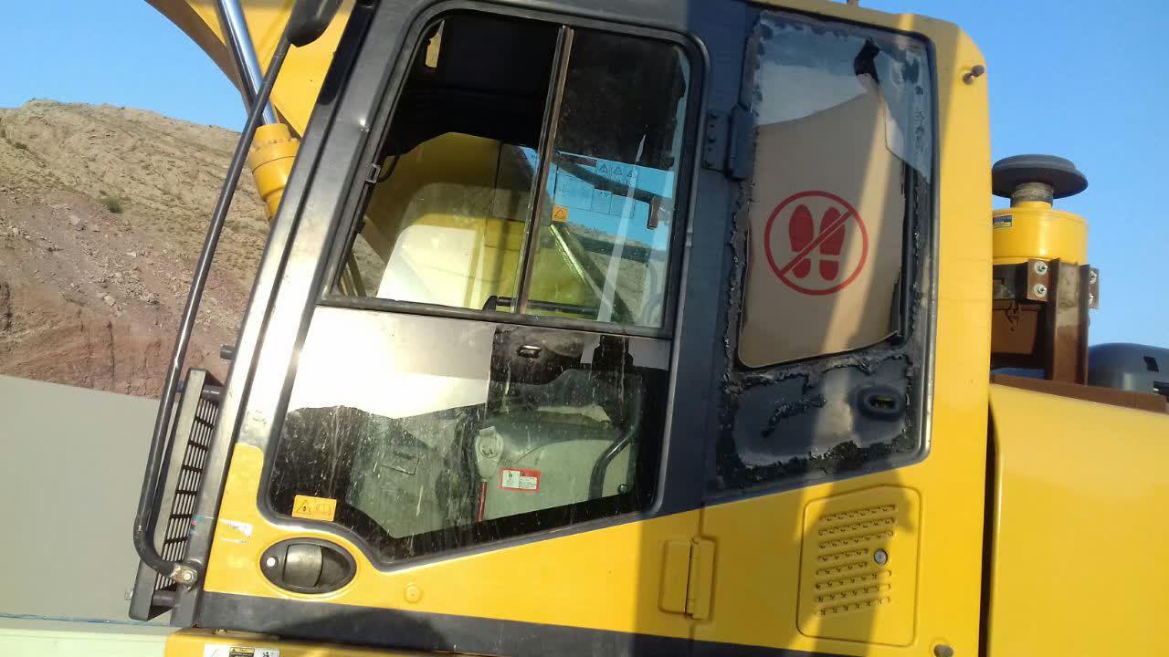 عکس شیشه اتومبیل دوستدار